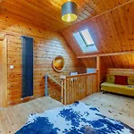 3 Bed In Oc-90427 Holiday home *